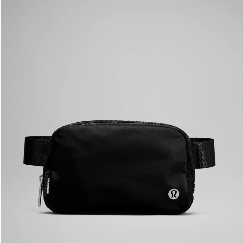 We lululemon belt bag